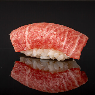 四季折々の恵みを携えた握りや一品料理をご堪能ください。