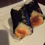 おにぎりぼんご - 鮭マヨ山ゴボウ(左)　卵黄肉そぼろ(右)