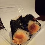 おにぎりぼんご - 　鮭マヨ山ゴボウ(左)　卵黄肉そぼろ(右)