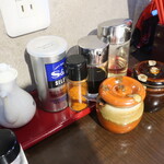 麺酒房 龍安 - 卓上調味料