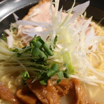 麺酒房 龍安 - 白髪ねぎ＆カイワレ