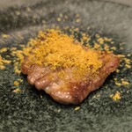 北海道焼肉 北うし - 知床和牛タンスライスと自家製カラスミ