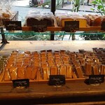 エミリー・フローゲ - 店内のフィナンシェ売り場写真！