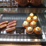 エミリー・フローゲ - サバラン、エクレール・オ・ショコラのお店のショーウインドウ！