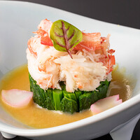 和食会席【上】　～寿司と天ぷらをお楽しみいただける、イクラの小丼が付いた全14品になっております～