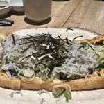 吟醸マグロ - 山盛り釜揚シラスと生のり栃尾ピザ旨し！