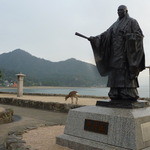 みや離宮 - 平清盛が示す方向に厳島神社・大鳥居が