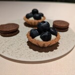 無垢の音 - 小菓子（ブルーベリーのタルト、山椒チョコのクリームサンド）