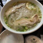 サイゴン - 鶏肉の乗ったフォー
