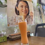 シェルパ - ドリンク写真:美味しいビールが飲みたいんです、アタシ＆マンゴーラッシー