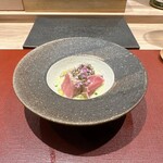 パルコ フィエラ - 釧路産本まぐろの薪炙り、アスパラの切る茎を発酵させて自家製ホエーと炊き上げてピュレに、乾燥ぼうなのパウダー