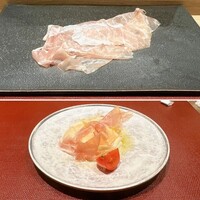 パルコ フィエラ - （上）北海道産豚のプロシュート
                    
                    （下） 　〃　＆自家製モッツァレラ、余市産イタリア品種のトマト