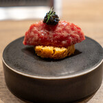 USHIGORO S. - キャビアと和牛の燻製タルタル