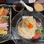 南国酒家 原宿本店 - 冷麺、うつわも取り皿も冷たくサービス。麺の上のトビコがいいアクセント。