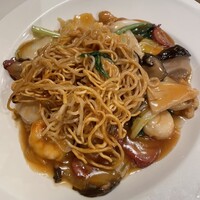 南国酒家 原宿本店 - 焼きそば　ややよく焼き、麺を暴露。