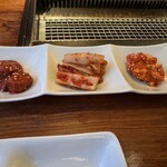 恵比寿焼肉　kintan - キムチ3種の盛り合わせ、白菜、クリームチーズ、梅干し