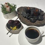 ラ・ヴァガボンド - お茶菓子　カヌレ　シャインマスカット　杏仁豆腐のマカロン　コーヒー