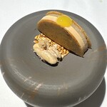 ラ・ヴァガボンド - フォアグラのテリーヌ　梨　トンカ豆のクッキー　アマニ　ピーカンナッツ