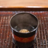 鎌倉 北じま - 2024.9 揚げおにぎりにしてから出汁茶漬けに仕立てた天然キノコ（ヤマドリタケモドキとイチョウタケ）の炊き込みご飯 乾燥香茸の粉末と柚子を削って