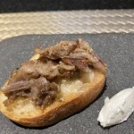 鉄板焼 石狩 - 自家製コンビーフにクリームチーズ