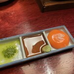 炭火焼肉 福わらひ2 - 左から　青唐辛子だれ•わさび醤油•トリュフ卵黄