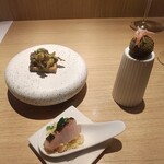 RISTORANTE IL NODO - アミューズ、左上からサザエのつぼ焼きブルスケッタ、アマダイの海藻衣、真ハタのクスクス