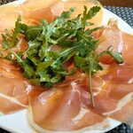 生ハム盛り合わせ（￥２３１０)は３人分位有りました。