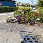 BISTY - 店前の通りです。