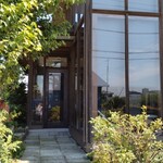 BISTY - 少しの石段を上がった入口です。