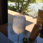 BISTY - 窓際の緑。水のグラスは立派なワイングラス