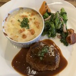 ゆうき亭 - 日替りランチのプレート(ハンバーグデミグラスソース＋グラタン)