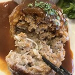 ゆうき亭 - 日替りランチ：ハンバーグデミグラスソースの断面アップ