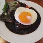 レストラン・サカキ - ハンバーグに目玉焼きトッピング