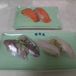 寿司 若竹丸 - 上からサーモン鯵(左)太刀魚(右)