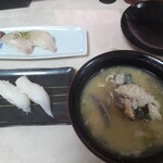 寿司 若竹丸 - 左上からハマチ、エンガワ(左)あら汁(右)