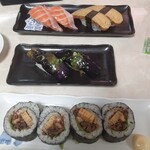 寿司 若竹丸 - 左上からとろサーモン、たまご(右)、揚げナス(中央)、うな玉巻き(下)