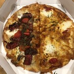ピザーラ - 左：ローストビーフの贅沢ピザ、右：フォルマッジロッソ