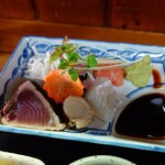 味処　秀 - 小ぶりも種類豊富な刺身