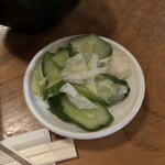とんかつ かつせい - キュウリとキャベツのお新香。