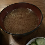 とんかつ かつせい - なめこと豆腐、ねぎのみそ汁。