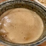 西中島 光龍益 - 泡立つ濃厚な鶏豚スープ