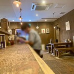 西中島 光龍益 - 店内はカウンターとテーブル席