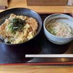 海鮮･肉炉端焼き 居酒屋あんたれす - カツ丼セット(暖かいうどん)が配膳