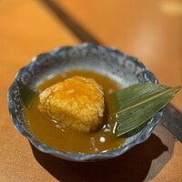 ミ・カサ - 締めの一品 これは美味い！ビスクスープをおにぎりの形をしたサフランを混ぜたライスを崩しながら混ぜて