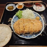 とんかつ肉料理 吉岡 - で、到着。
      きなこ豚の厚切りロースカツ御前。