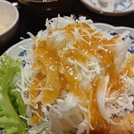 とんかつ肉料理 吉岡 - ドレッシングオンキャベツ。
      とっても美味しい。