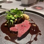 銀座 レカン - 蝦夷鹿腿肉のロティ
      ⻘森県産カシスと肩肉のラグー
      根セロリのドフィノワを添えて