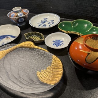 お祝いには、ハレの日に相応しい器で用意させていただきます。