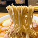 261873319 - 麺は、平打ち縮れ麺で、もっちりして麺の旨みが感じられる～!!( ^o^)ﾉ