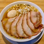 261873305 - 『オニバラ(白)』(950円)と『味玉トッピング』(120円)!! 麺皿には、薄切りの豚バラチャーシューが7枚、刻みタマネギ、トッピングの味玉が盛られている～!!( ^o^)ﾉ